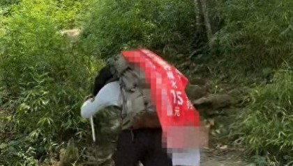 湖南一男子背40公斤蜜雪冰城上武功山售卖，收入不多纯体验