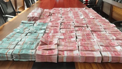 男子帮老板护送800万元现金,半路趁同伴下车上厕所,开车卷款跑了!