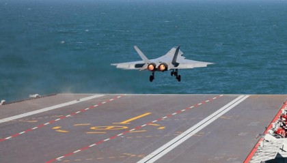 福建舰三型机弹射成功后，美国驻华大使馆发文回应，仅2个字，这是破防了？