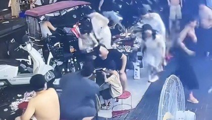 女子街边吃夜市疑被楼上泼辣椒油，受害人否认划拳喧嚣已报警