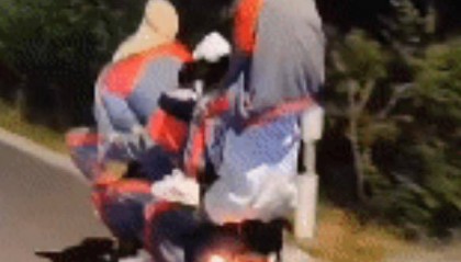 湛江7名中学生共骑一辆“电鸡”，还有人跨坐肩膀上！被约谈