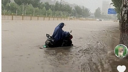 呼和浩特一外卖小哥积水中触电身亡,殡仪馆回应:一名19岁男孩触电去世,遗体还在殡仪馆