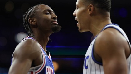 马克西43分埃奇库姆26+7 76人击败魔术三连胜