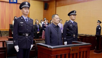 贪污案中的“数额特别巨大”，具体是多少钱？为何贪官极少被判处死刑立即执行？