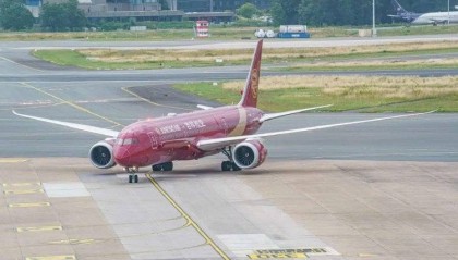 安全员捡走旅客落在飞机上的手机,吉祥航空:已解聘该员工