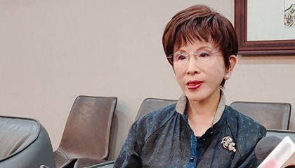 大陆已发出26道通牒，赖清德儿孙躲在美国，洪秀柱：统一指日可待