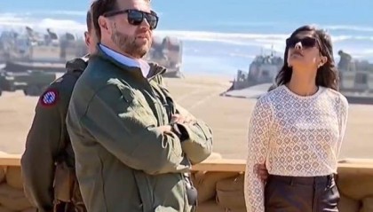 美国军演，炮弹碎片击中副总统万斯的安保车