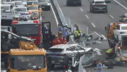 广州鹤洞大桥荔湾往海珠方向3辆小车发生碰撞，致早高峰交通拥堵