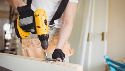 县城工厂缩招 工人20年后再次外出打工