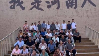 河南27岁女孩带村里46名老人游郑州,村民:她人品相当好,大家都很信任她