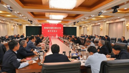 安徽安庆、铜陵先后在北京召开恳谈会，就产业发展等问计院士