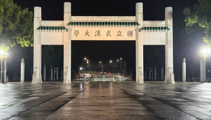 凌晨探访暴雨后的武汉：工作人员连夜清理退水路段，有车辆正常往来