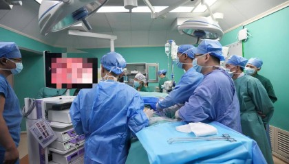 20米高空掉落螺丝刀直插男子胸腔！医生：不要自行拔除