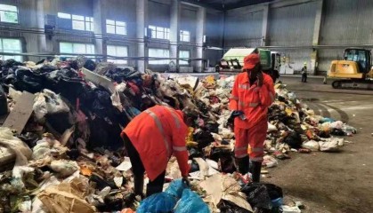 环卫工翻8吨垃圾帮游客找回儿童手表，网友质疑有无必要 大同城管局：非个例，有需求就要做