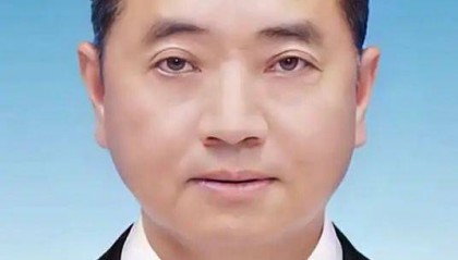 作为“一把手”，他经常在上班时间外出打牌