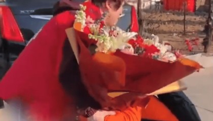 山东女老板收留流浪汉管吃管住一个多月，弟弟跪地痛哭感谢：没有您，我哥可能就冻死街头了