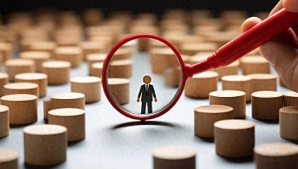 女子在家中阳台修剪花草，小偷竟进门偷走28万元现金