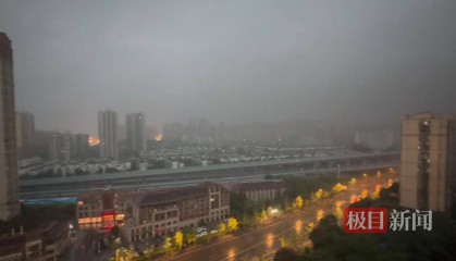 成都早高峰遇上巨雷暴雨,市民在地库堵车50分钟,有幼儿园通知可延迟上学