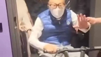 97岁李嘉诚和红颜知己周凯旋一同去看五月天演唱会,现场笑容不断,十分开怀,看起来精神十足