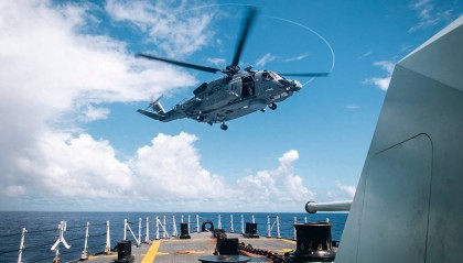 台岛海峡对峙升级，外军机突然向直10逼近，结果下一刻又老实了