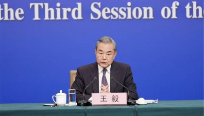 特朗普体面投降，送华第4份投降大礼，王毅走前留下最后一句忠告