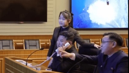 朝鲜试射新型导弹，金正恩携女观看