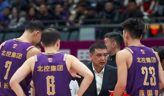 杨鸣为球迷许下诺言，广东球迷愿意用周琦+现金交易得到陈国豪