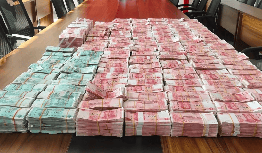 男子帮老板护送800万元现金，半路趁同伴下车上厕所，开车卷款跑了！