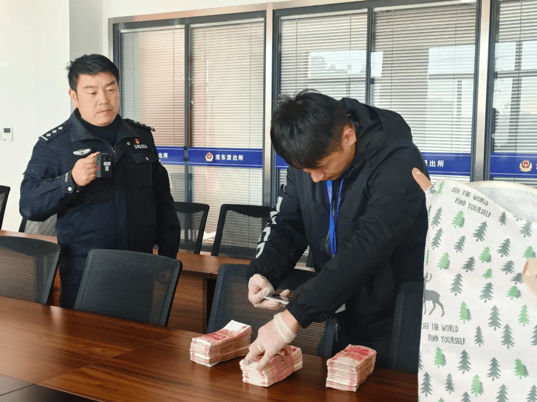 男子帮老板护送800万元现金，半路趁同伴下车上厕所，开车卷款跑了！