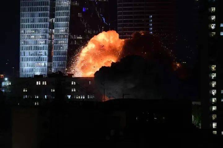 新华社记者：下一刻来临的会是穿楼而入的炸弹吗？