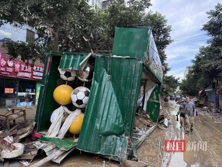 实探贵州榕江洪灾：大水退去村超球场正清淤，球迷称没比赛看像失恋