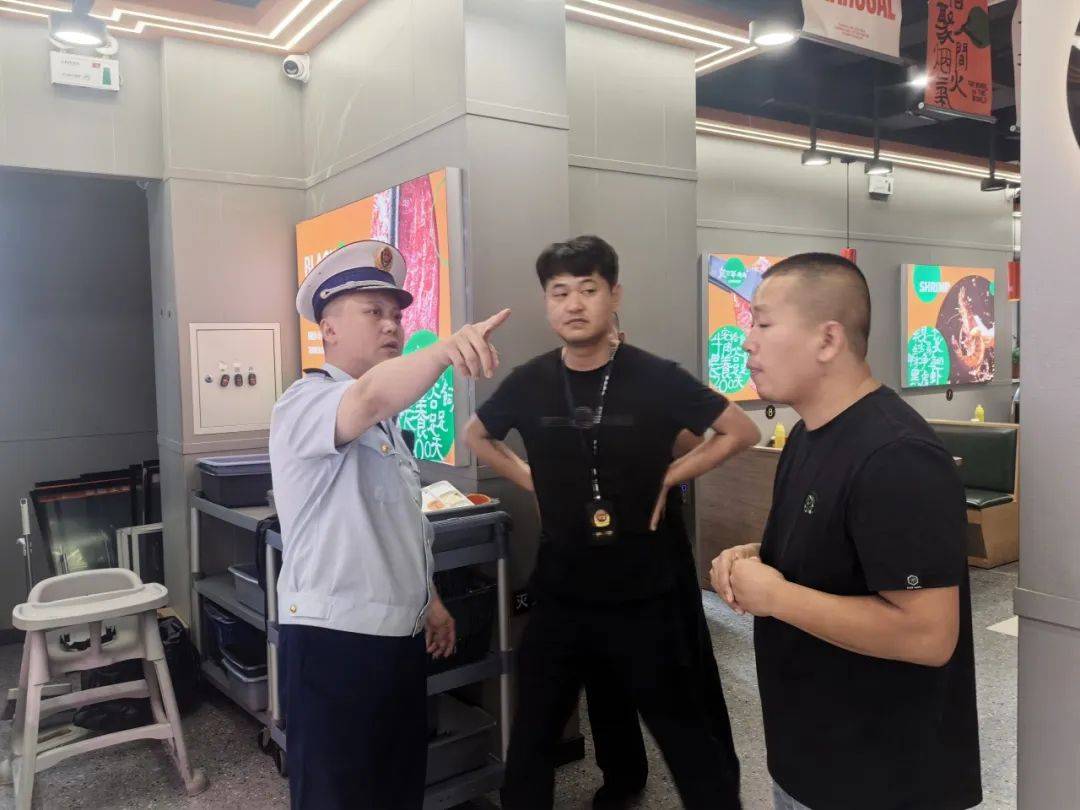 营口消防鲅鱼圈大队联合派出所开展“九小场所”消防安全检查
