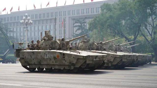 不装了！一口气看完九三大阅兵武器装备！谁说我们一个也不认识？