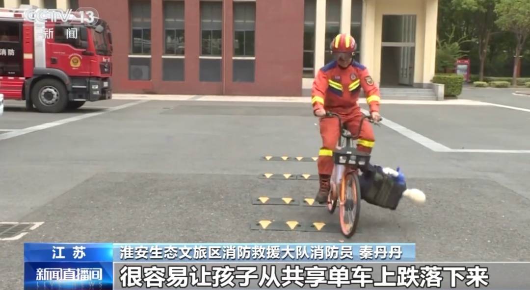 看着都疼！上海街头一男子突然求助：10岁女儿被死死卡住！这个行为太危险→
