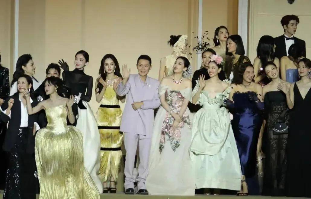 贾玲李现请假视频受热议，宁艺卓封面风格突破，顶尖设计师履新引关注