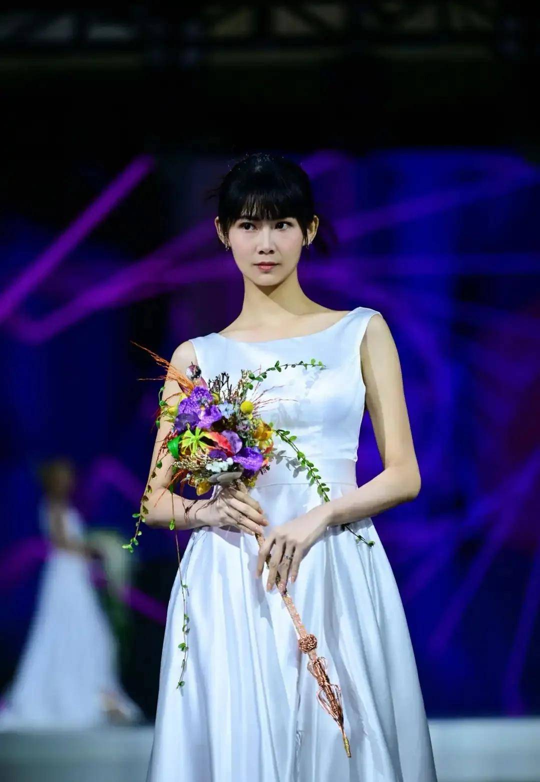 贾玲李现请假视频受热议，宁艺卓封面风格突破，顶尖设计师履新引关注