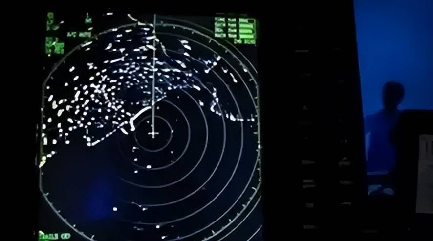 近日曝光！中国用一辆吉普车虚拟10万吨航母，南海戏耍美军侦察机