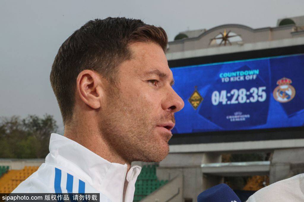 维尼修斯情绪失控:皇马俱乐部不介入处罚决定,主教练阿隆索将独自处理