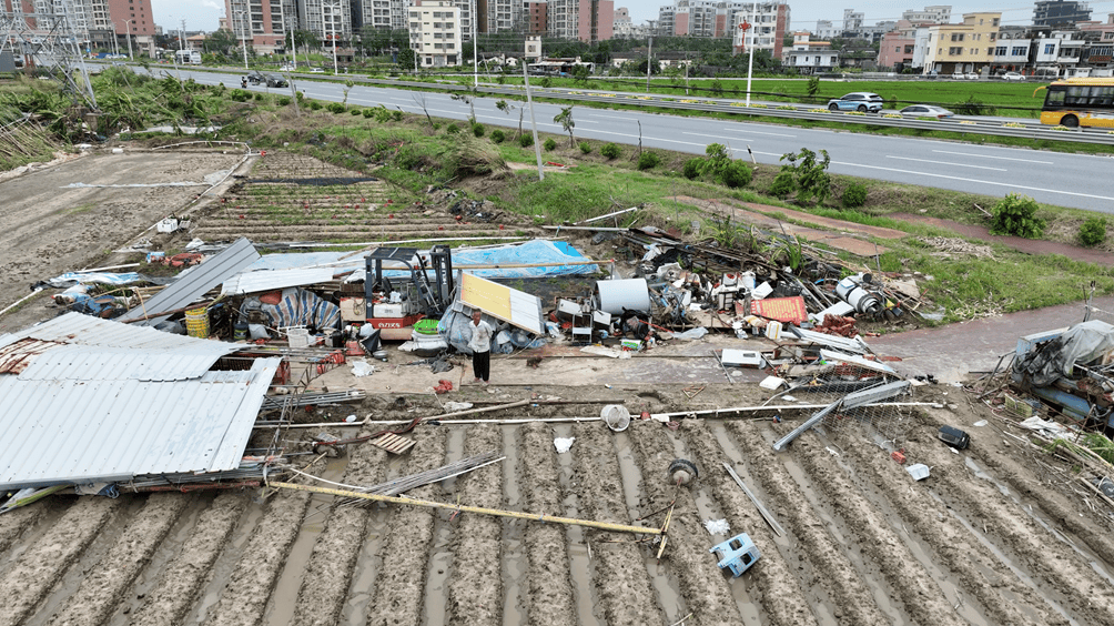 村镇导演追三个超强台风 拍下被遗忘的农民