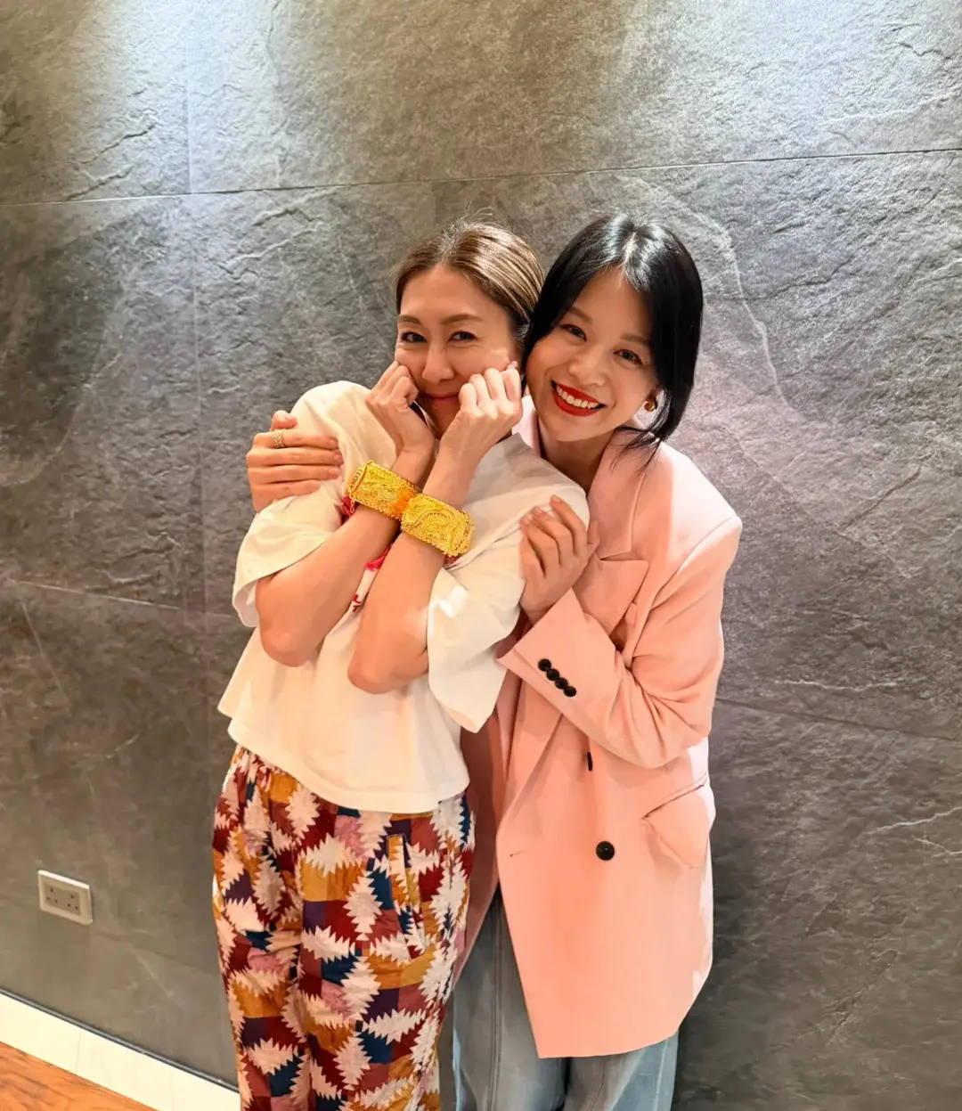 胡定欣获胡杏儿赠送一对龙凤镯超开心！网友猜其疑似已怀孕