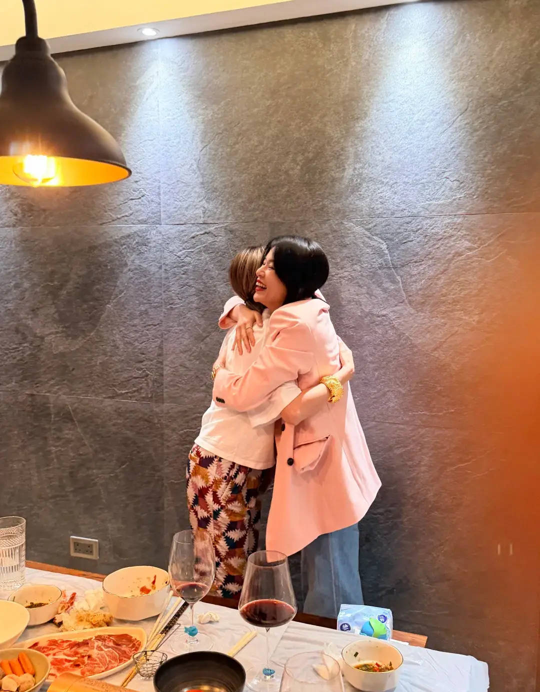 胡定欣获胡杏儿赠送一对龙凤镯超开心！网友猜其疑似已怀孕