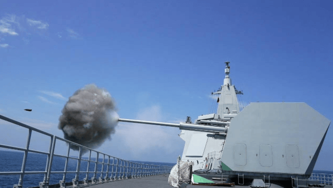 美军航母逼近黄岩岛,055率队大胆插入美军舰队,横刀立马给尼米兹号来了个下马威!