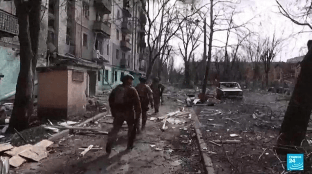 俄军打穿红军城,普京邀请全球记者入城参观,泽连斯基气得跳脚,宣称这是违法行为