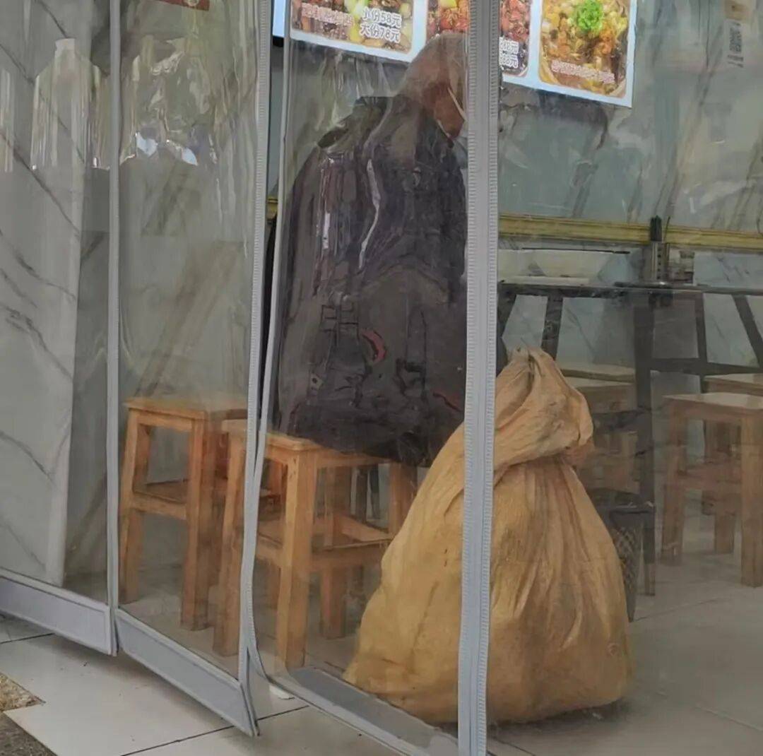 郑州深秋最暖一幕!郑州一小学老师在面馆门前偶遇流浪老汉,主动付两碗面钱请他吃了碗热汤面