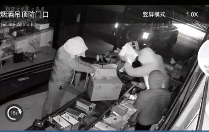 多名男子开越野车撞开烟酒店大门行窃，失主报案称损失超20万元，警方回应