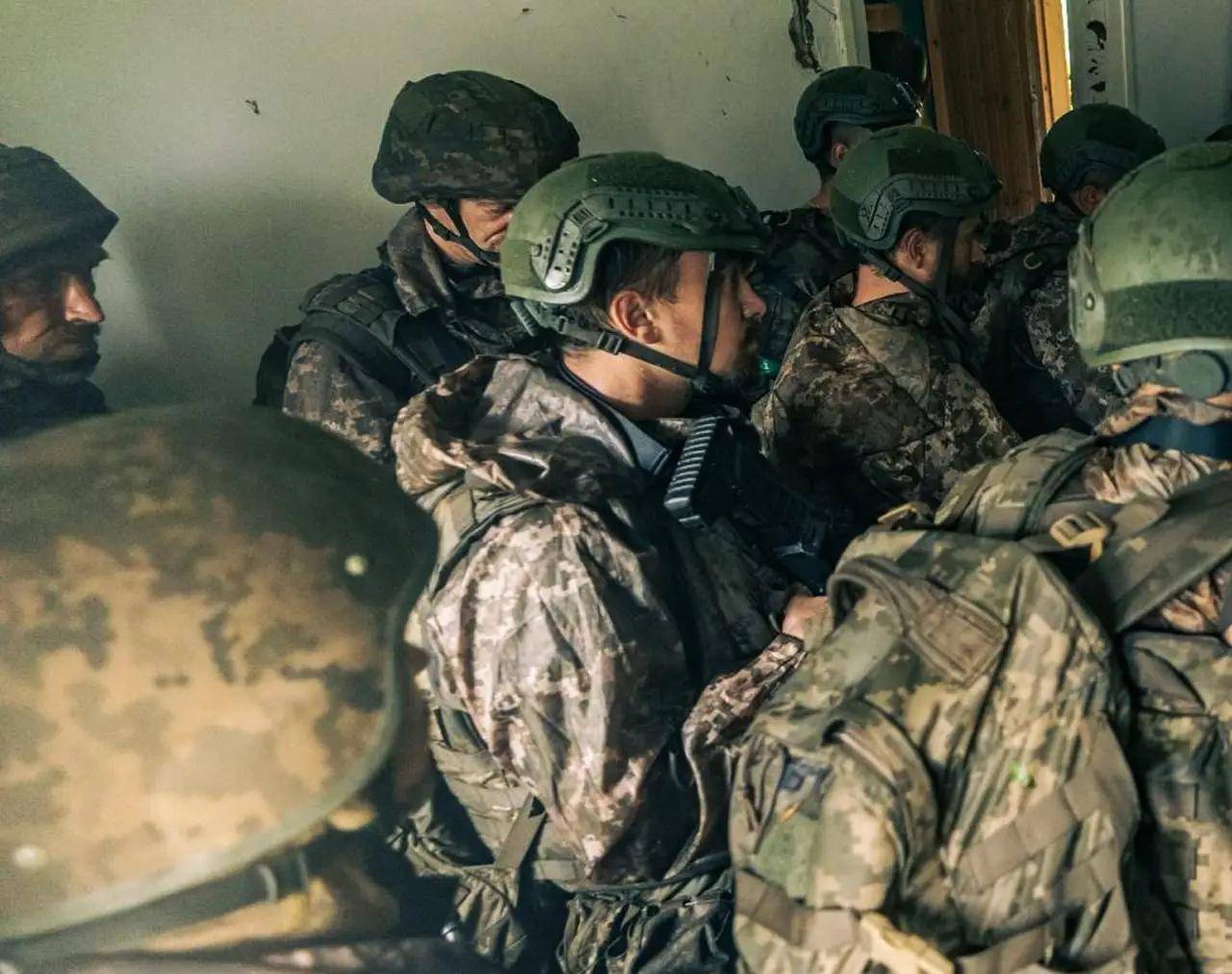 乌克兰败局已定?前线大崩溃,乌军精锐警告:新兵练两天就上战场