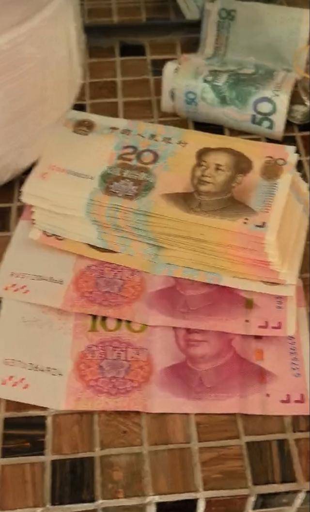 房子要卖了，两万多现金和珍贵邮票却落在里面，还好有他