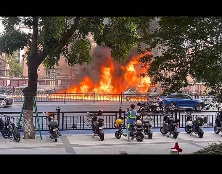 广东海珠火灾“沿街烧成火龙”,目击者:洒水车灭火无果,消防回应