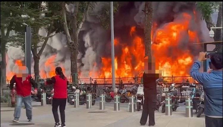 广东海珠火灾“沿街烧成火龙”,目击者:洒水车灭火无果,消防回应