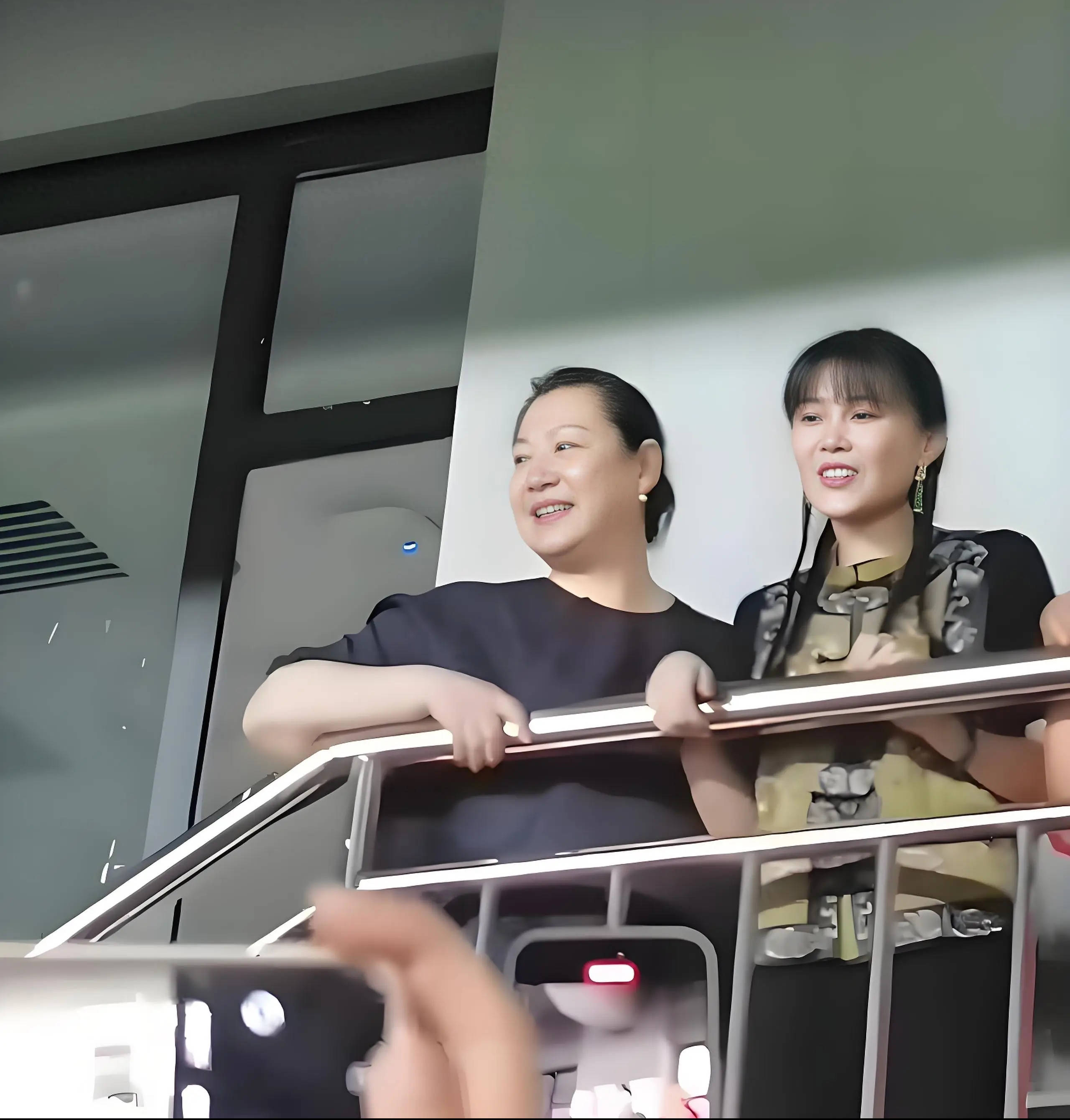考古 | 赵本山妻子罕见公开现身,气质优雅五官美艳,俩人爱情太感人!
